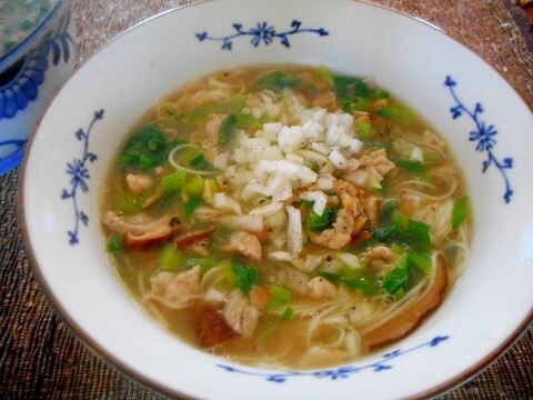 小松菜と干しシイタケの中華風にゅう麺